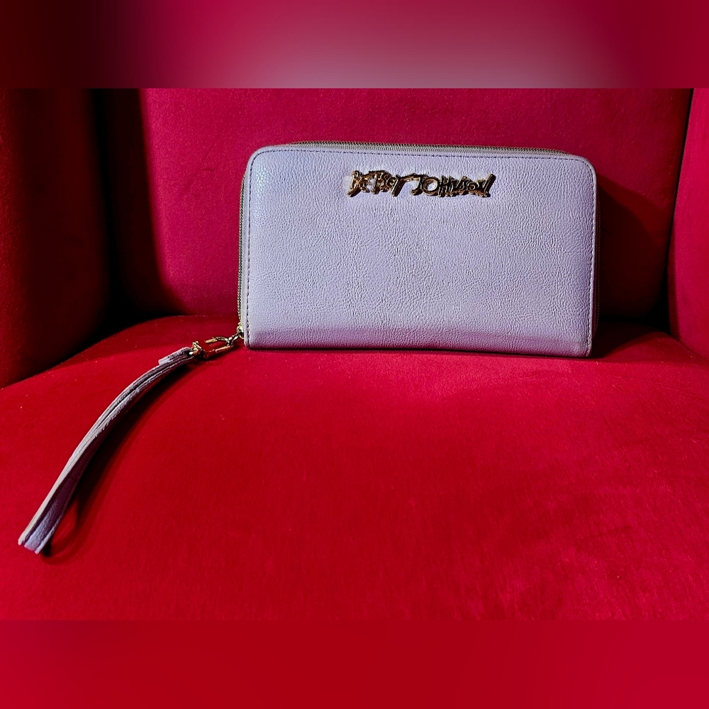 Betsey Johnson Lilac Lavendar Purple Deluxe Wristlet Wallet 💫Pre-owned